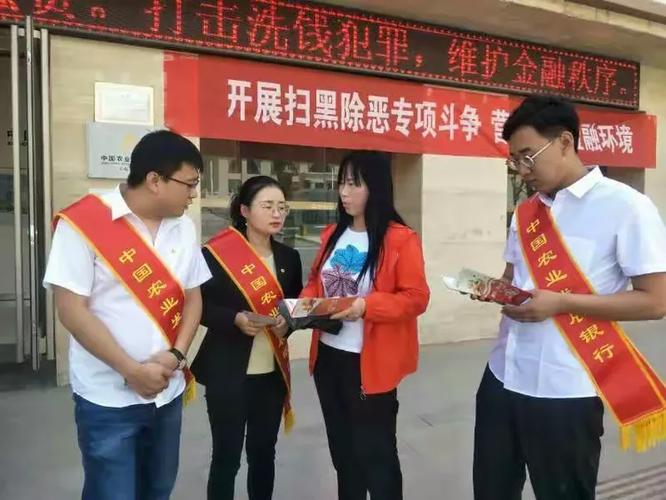 led灯滚动播放"打造信用名片 创造企业财富";制作"征信服务小微企业和